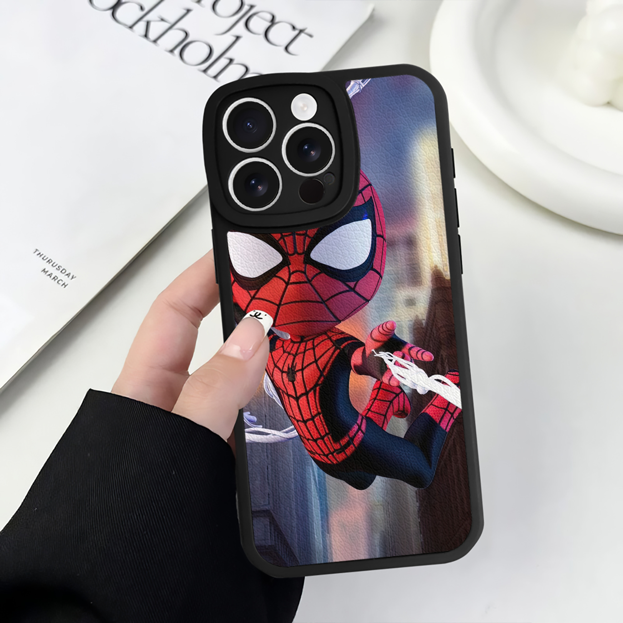 Spider Man スパイダーマン 【iPhone 16シリーズ対応】シリコンスマホケース（レザー調） 材質：シリコン